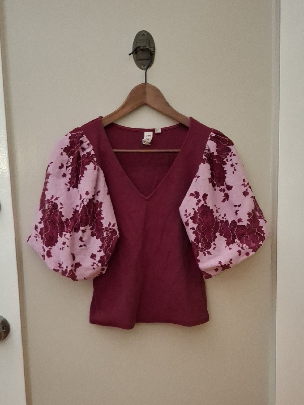 Anthropologie Dolan V-Neck Puff Sleeve Floral Top in Burgundy and Light Pink_1